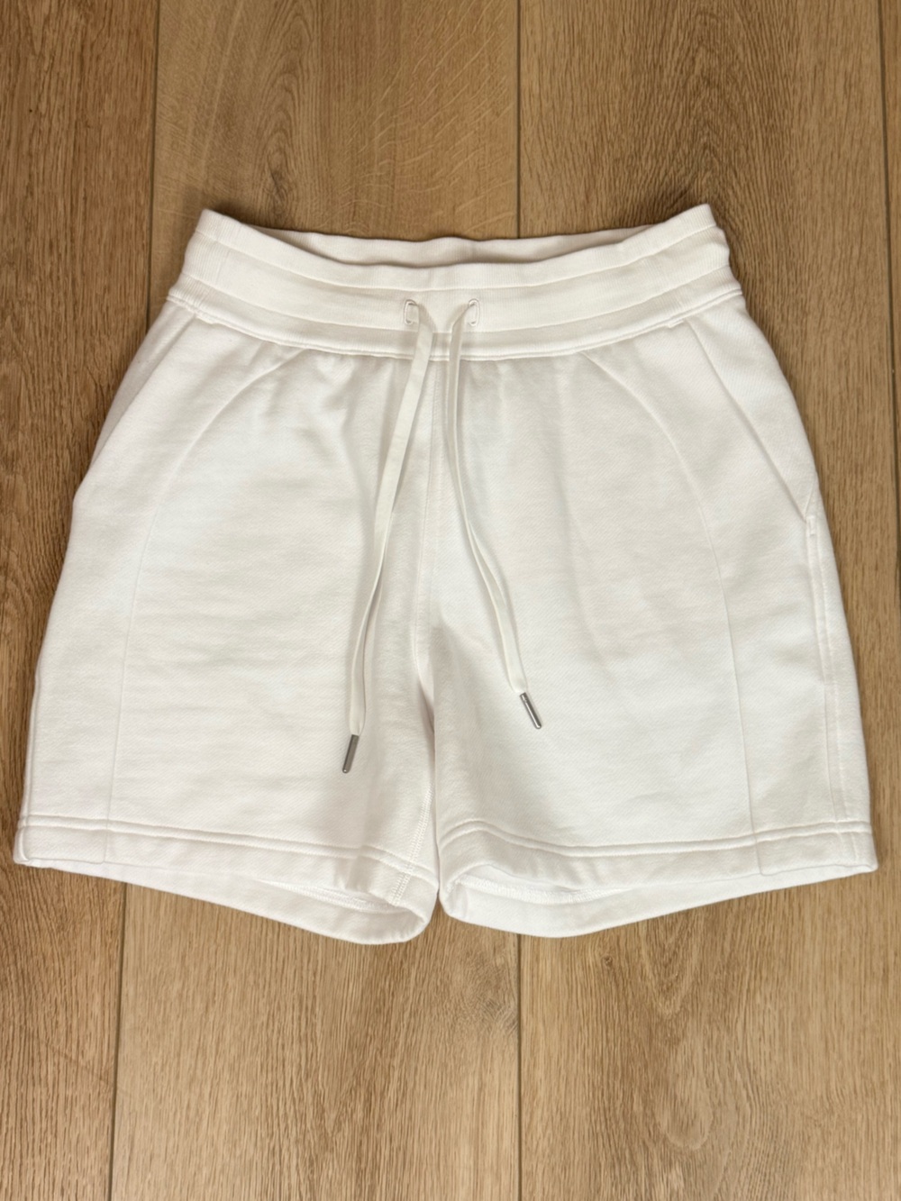 NWOT Lululemon Scuba High Rise 5” Shorts Size 4 White
